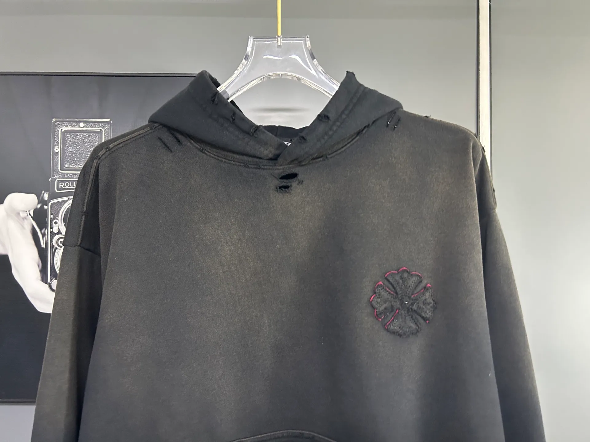 P310 𝗖𝗵𝗿𝗼𝗺𝗲 𝗛𝗲𝗮𝗿𝘁𝘀/Cro Heart 2025 Cross Patch Embroidery Summer New Original Single Counter American Acid Washed Distressed Laser Burnt Patch Embroidery Couple Casual Hooded Sweatshirt 👑The highest version! Customized fabric 440g tripe terry fabric! American acid-washed and distressed original fabric laser burnt ✟appliqué embroidery and exquisite embroidery of letters! The best-selling model at the counter. It is very comfortable to wear. It is low-key yet luxurious. It is very classy when worn. The large size and tailoring are needless to say. The upper body is exquisite and vivid. 👍High-end first-class materials. A truly palace-level product. The cotton from Turkey is of outstanding quality. After heavy washing, the clothes are very soft! Not picky, the upper body is absolutely stylish and extremely luxurious. Auxiliary materials: The original model has been authenticated and labeled ➕100% silk washed with water label. Genuine purchase-grade original hangtag➕matching hanging rope➕3D hanging beads➕original packaging bag. Craftsmanship: The original version has consistent wiring! The highest version of the armhole matching technique! Countless times of pattern making to 100% restore the original appearance! The correct version is the same for men and women, super eye-catching, super good-looking, and super atmospheric! Color: black, white and gray Size, XS S M L
